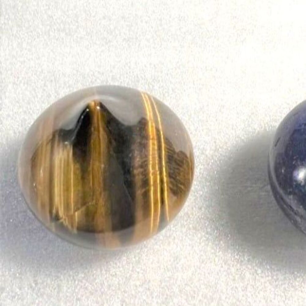 Kiss Carving - Tiger Eye